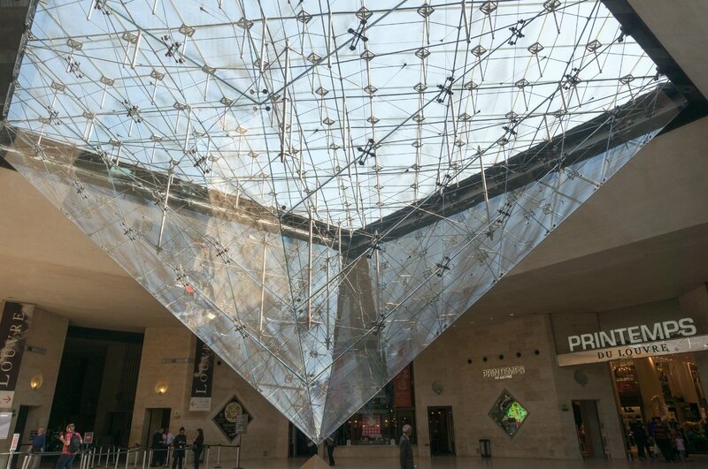 La pyramide vue depuis le Caroussel du Louvre