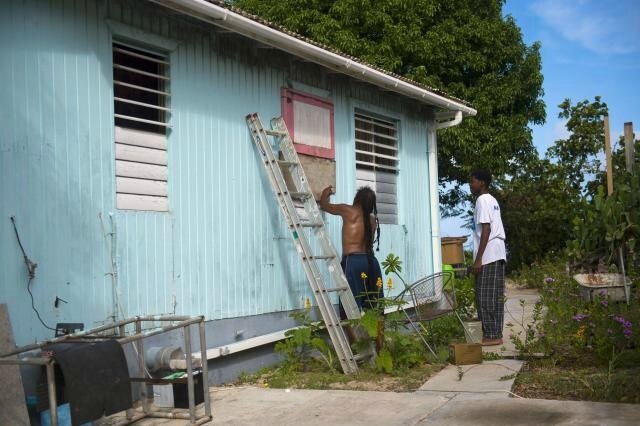 ouragan-irma-la-guadeloupe-la-martinique-saint-martin-et-saint-barthelemy-places-en-vigilance-rouge_2