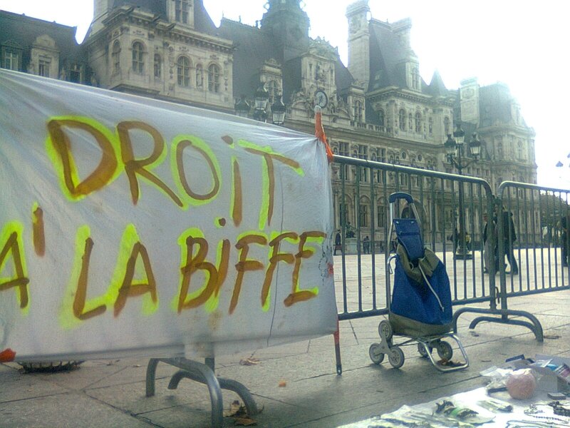 Manifestation des associations AMELIOR et Sauve qui peut lors du dernier Conseil de Paris, pour demander des places et des marchés pour les biffins (sept.2014)