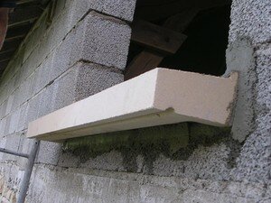 installer le panneau d'appui sur le béton