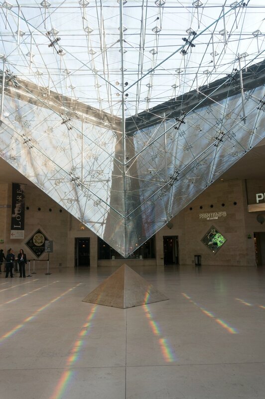 La pyramide vue depuis le Carroussel du Louvre