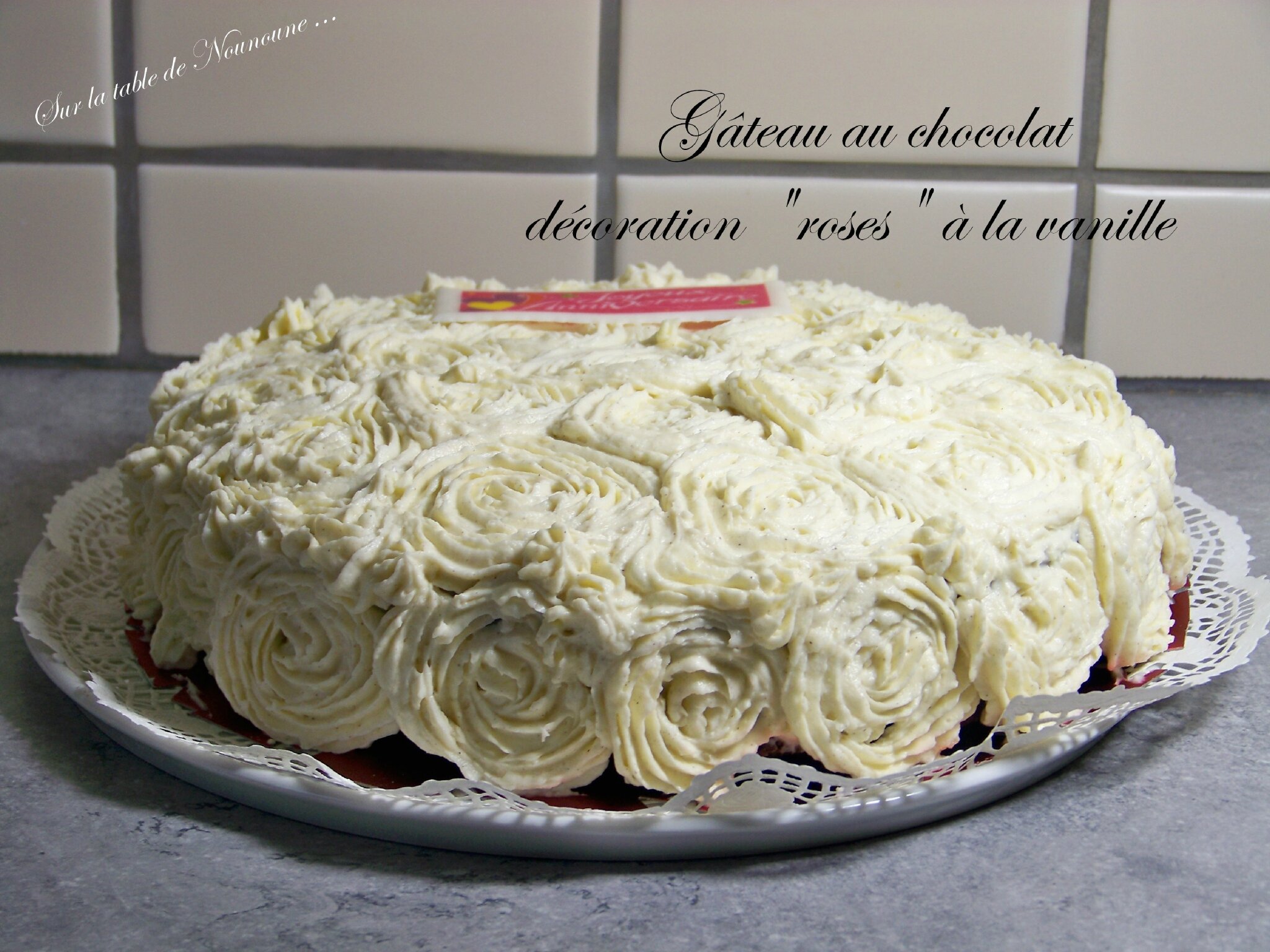 Gateau au chocolat, décoration "roses" à la vanille sur la table ...