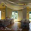 Mariage blanc et gris, thème anges et plumes