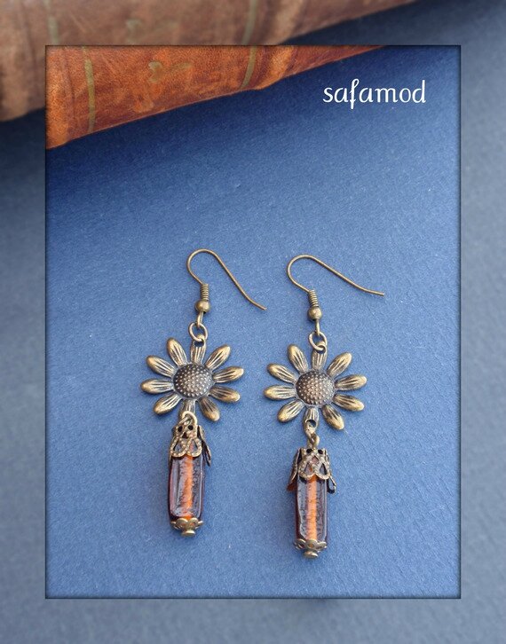 Boucles d'oreilles fleur perle rectangulaire marron en verre