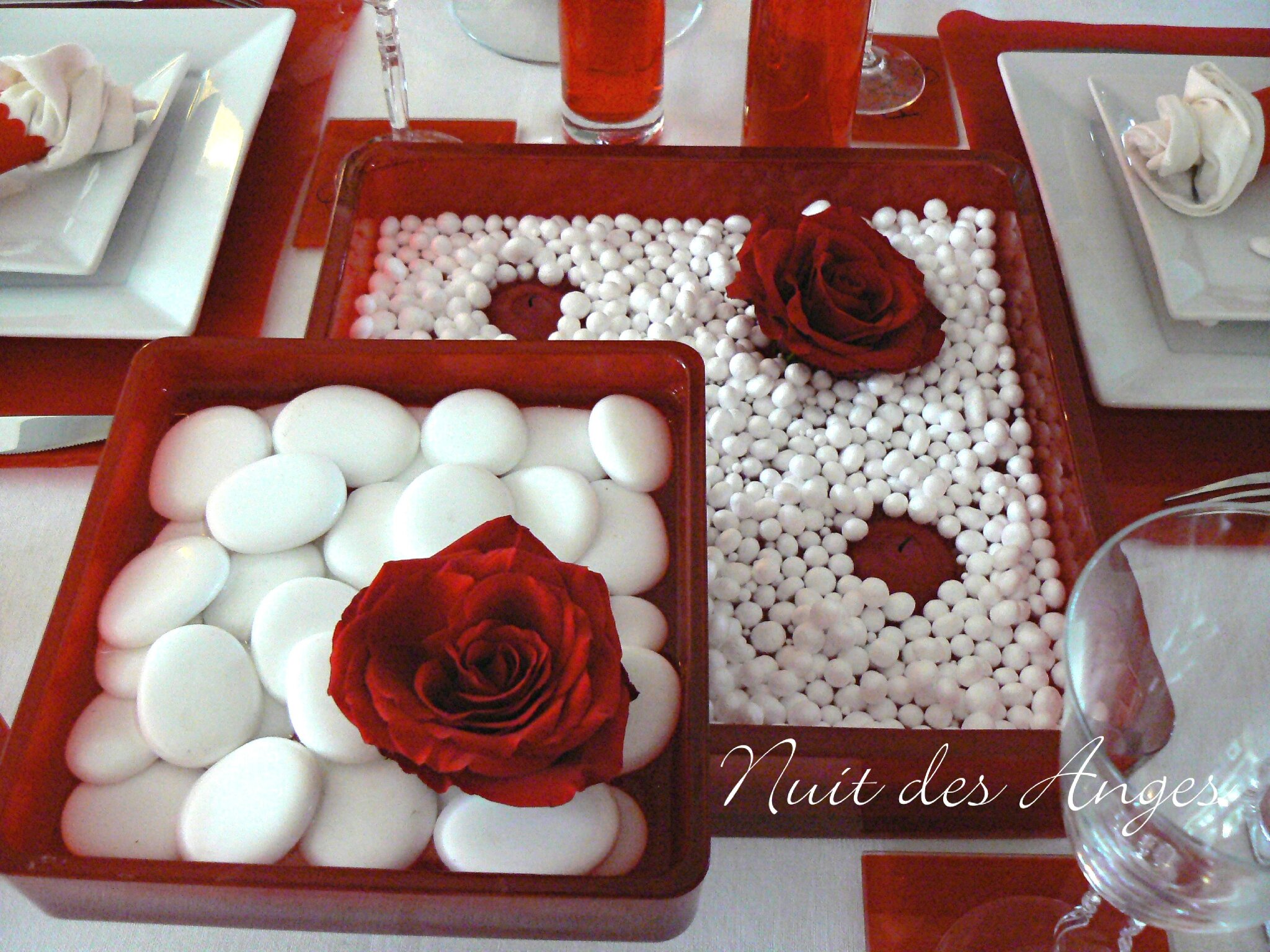 Décoration de table rouge et blanche nuit des anges