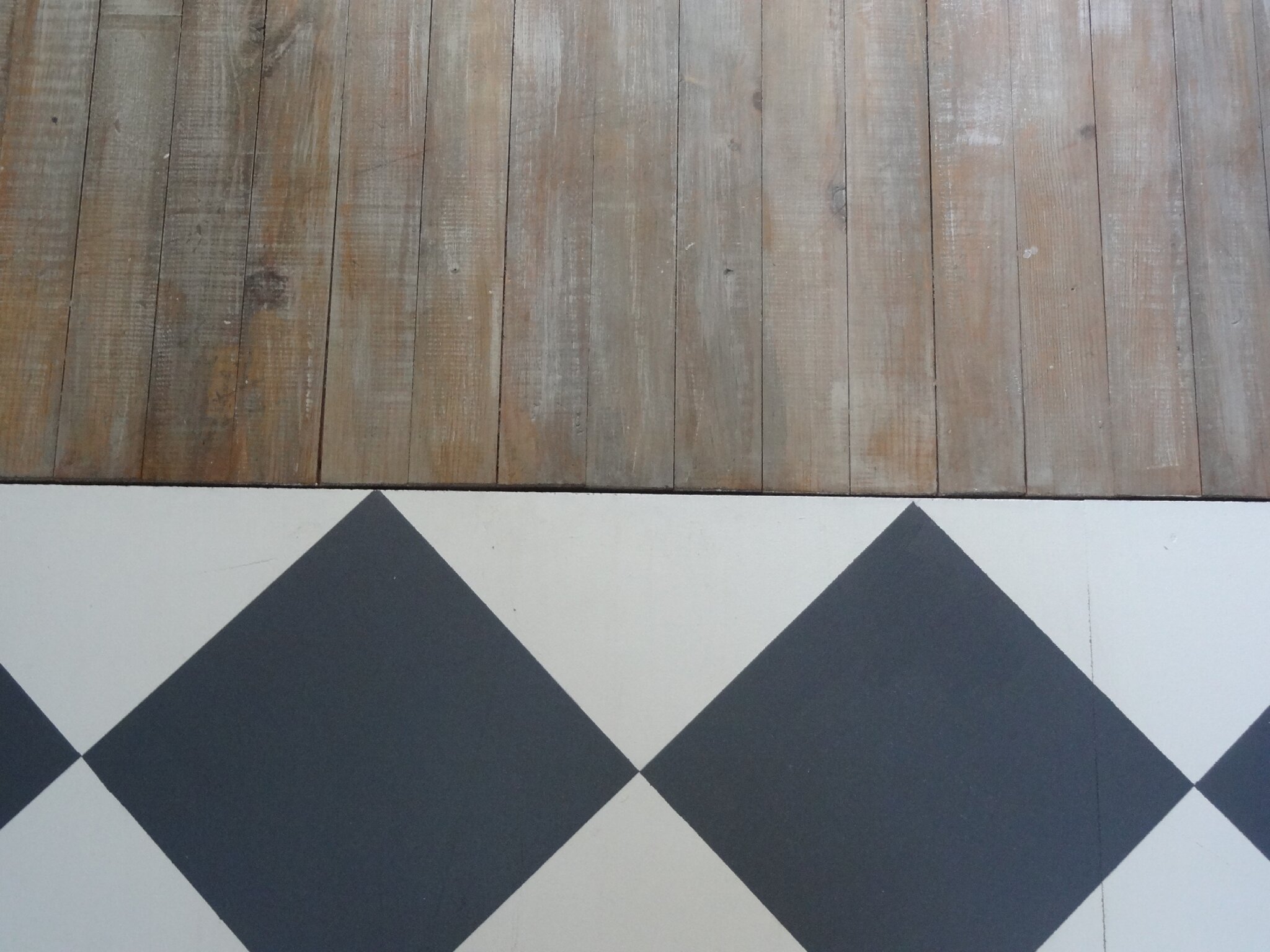 Notre chambre #1 : damier en trompe l'oeil de l'accessoire... Ã ...