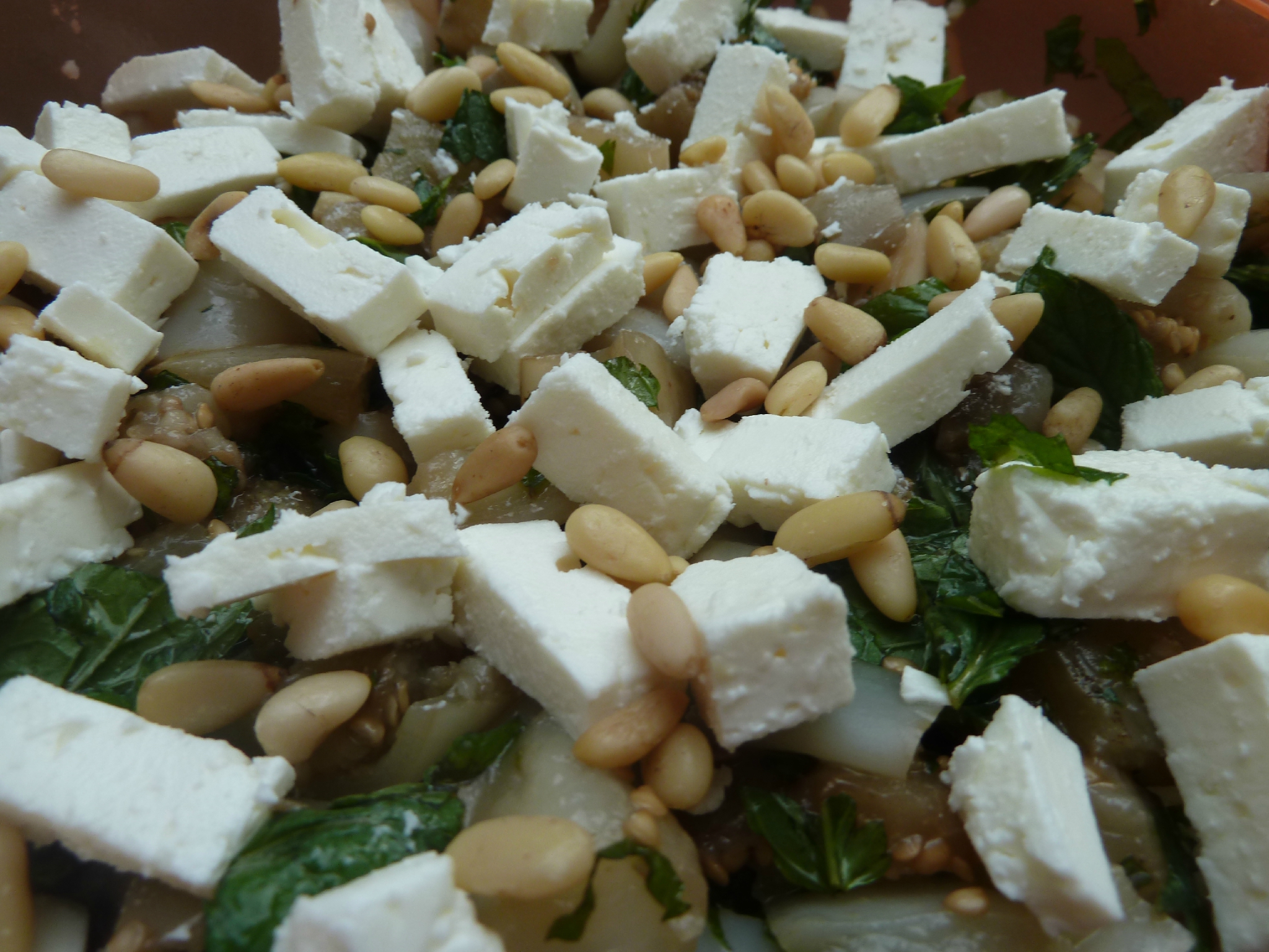 Salade d\u0027aubergines blanches à la féta, pignons et menthe