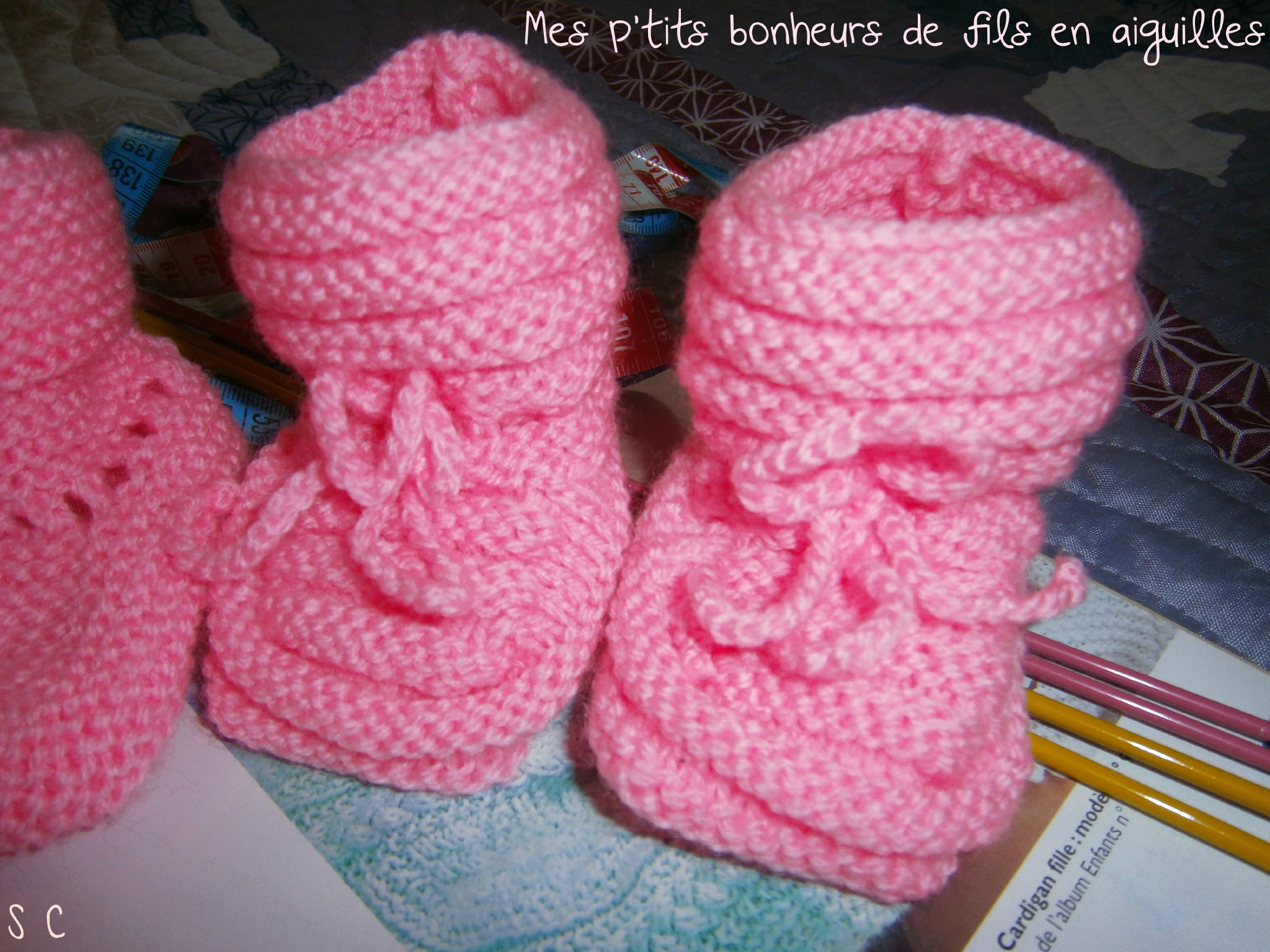 Petits chaussons layette (rose ou bleu) tricotés main au point de ...