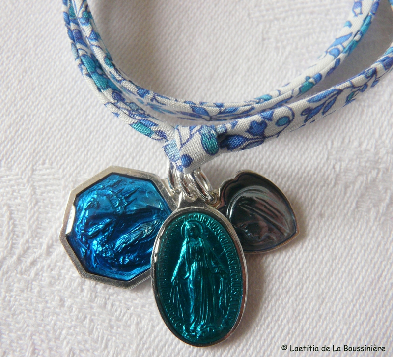 Bracelet Marie sur ruban petites fleurs bleues (détails)