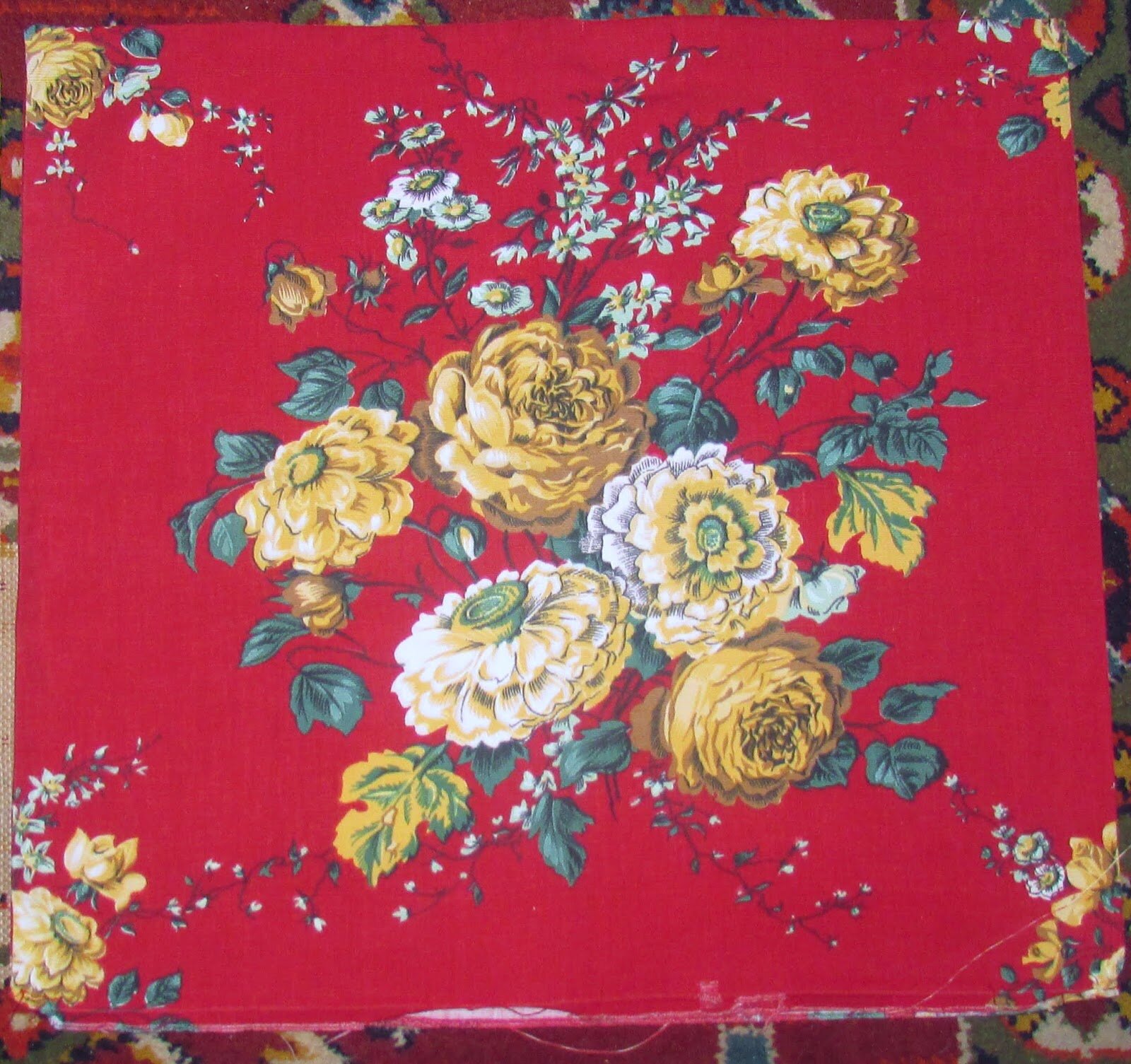 housse de coussin tissu vintage grosses fleurs