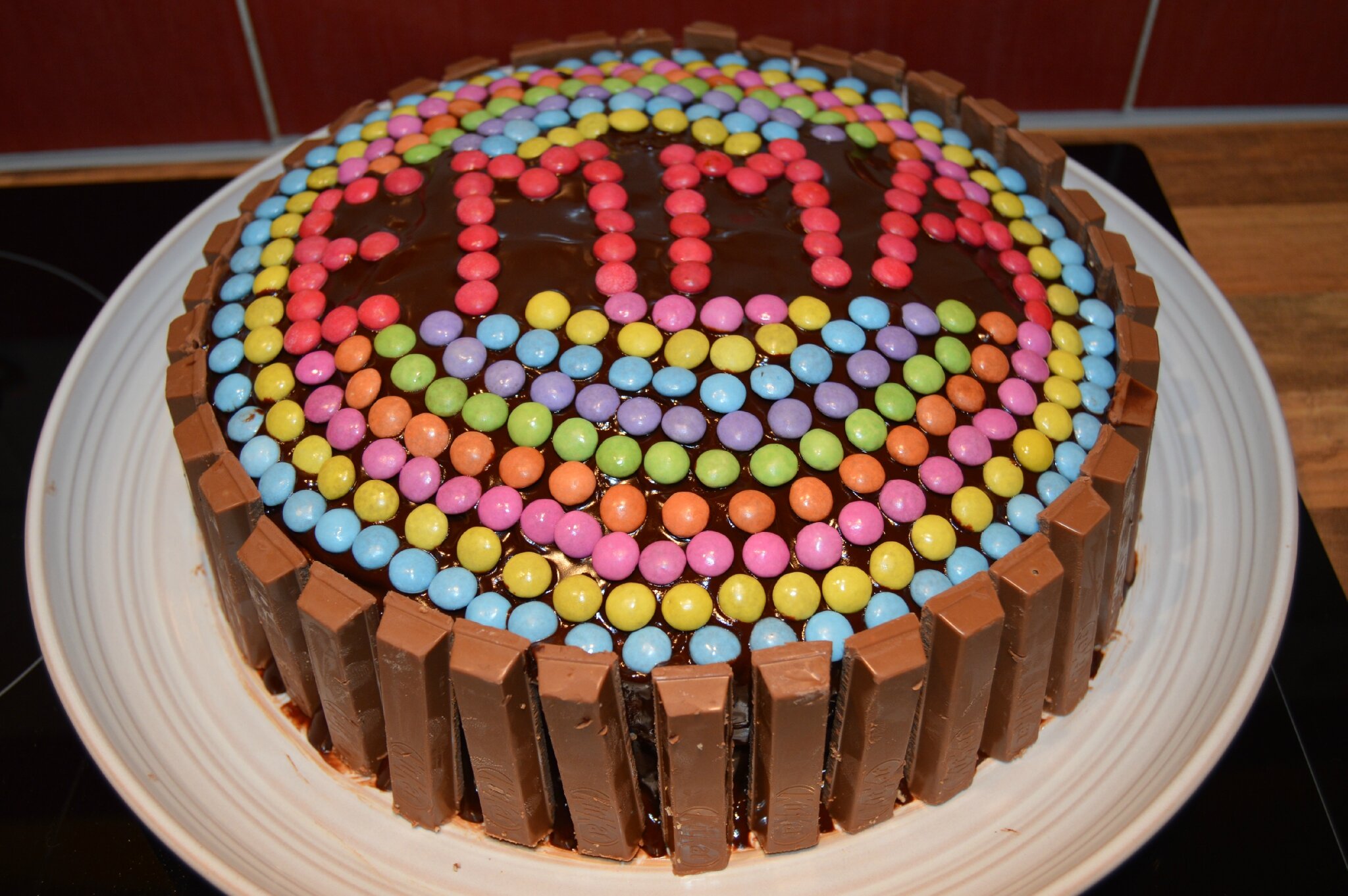 Gâteau d'anniversaire décoration smarties et kit kat... les ...