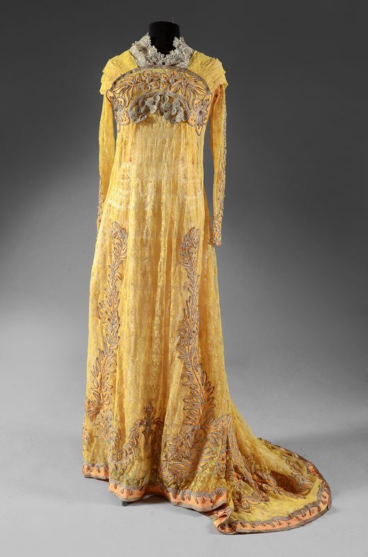 Tea gown, circa 1910.
