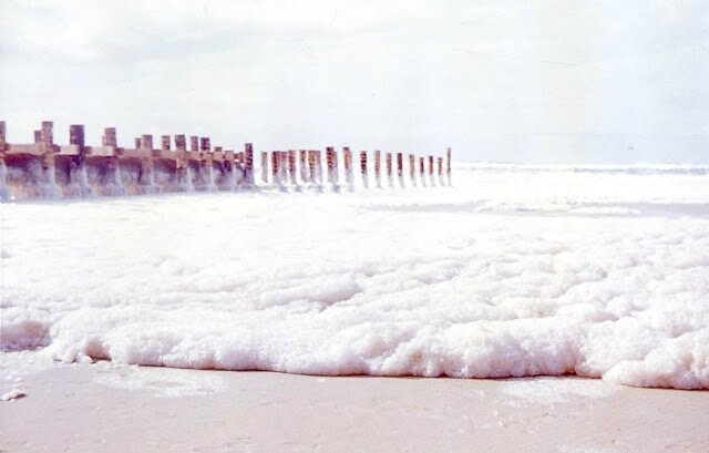 1971-Premiers rejets sur la plage de La Salie