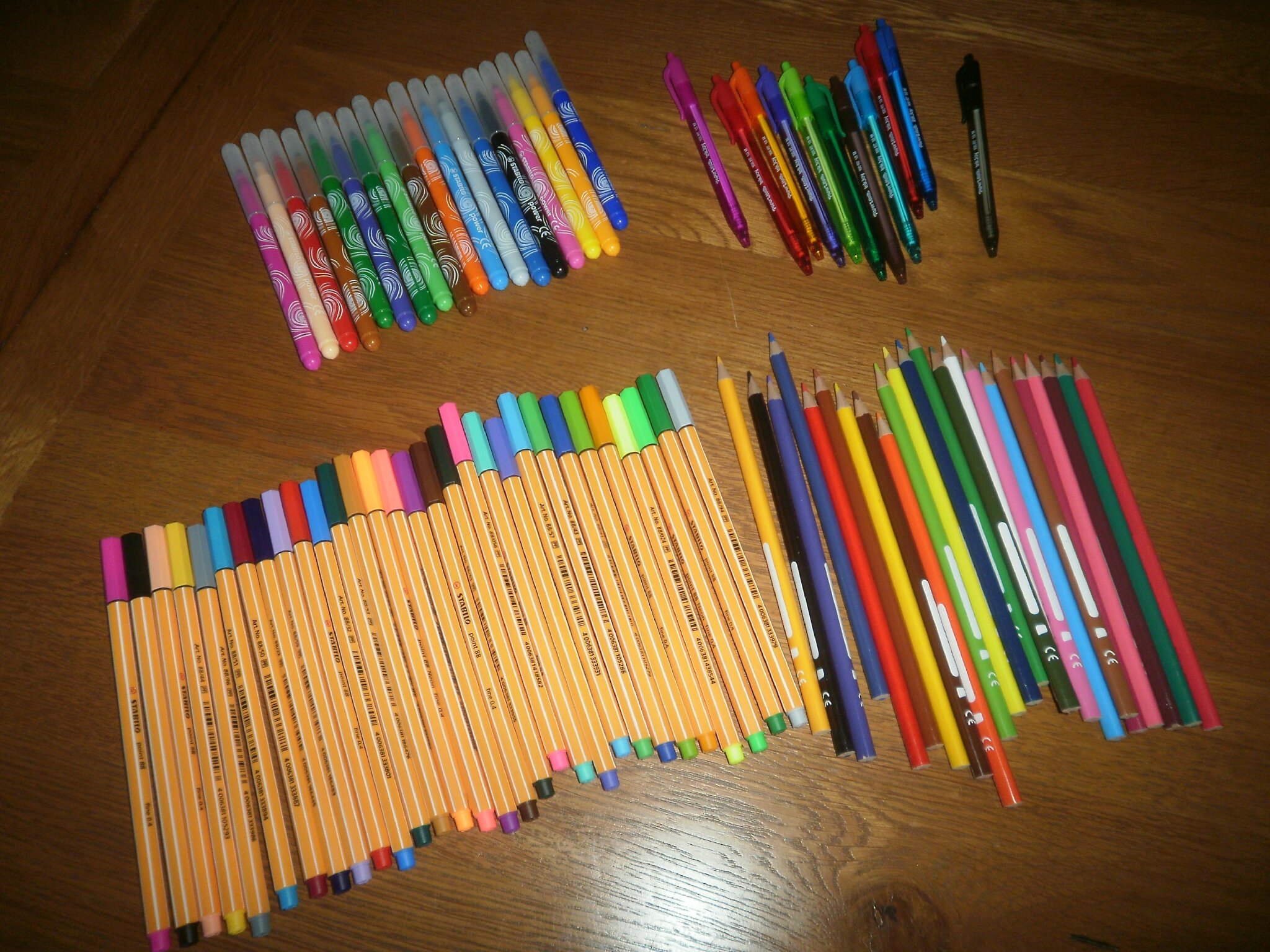 L Art Thérapy ⥠Mes petites croix ma passion ⥠Et il fallait bien de quoi "colorier" des feutres mines larges fines moyennes des couleurs claires foncées fluos et des stylos encre gel