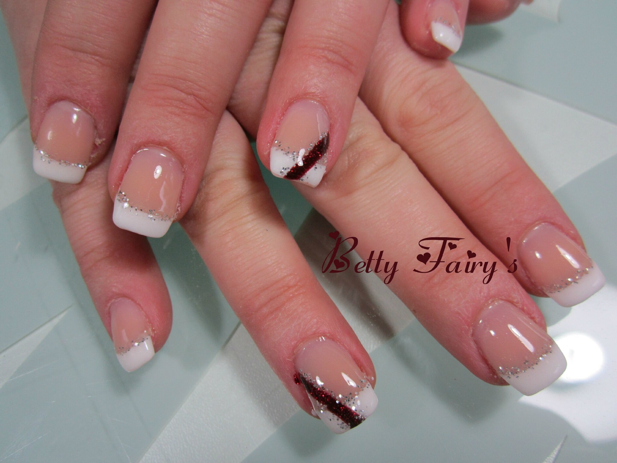 French blanche, gel mask, déco thermo gel rouge foncé,rouge vif pailleté, paillette argent.