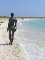Sortie d'un bain de boue sulfurée renommé sur la plage nudiste d'Espalmador (nord de Formentera)