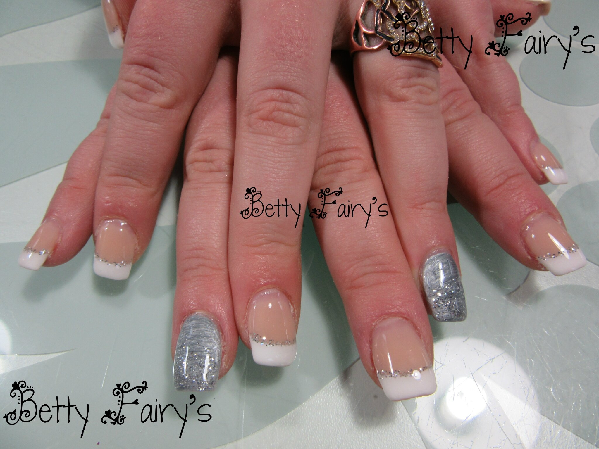 French blanche, paillette argent, gel mask, complet gris argent et paillette argent.