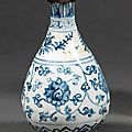 Vase yuhuchun en porcelaine et bleu de cobalt sous couverte, chine, dynastie ming, xvie siècle
