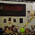 Le stand Zombies World en plein remballage