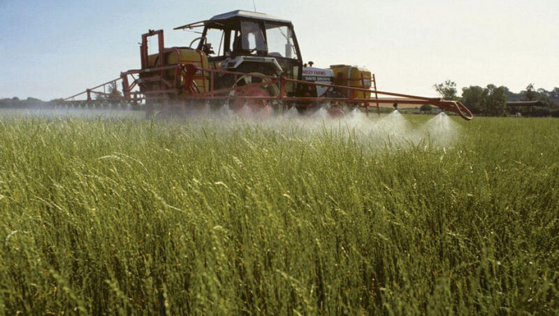 epandage-glyphosate-pesticide-champs-ok_0