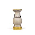 Vase en porcelaine de chine céladon craquelé à monture de bronze doré de style louis xvi, milieu du xixe siècle