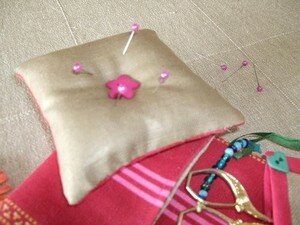 ENSEMBLE_FUSHIA_GROS_PLAN_COUSSIN