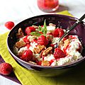 Chantilly de petit suisse, coulis de framboises et petits croquants à la framboise