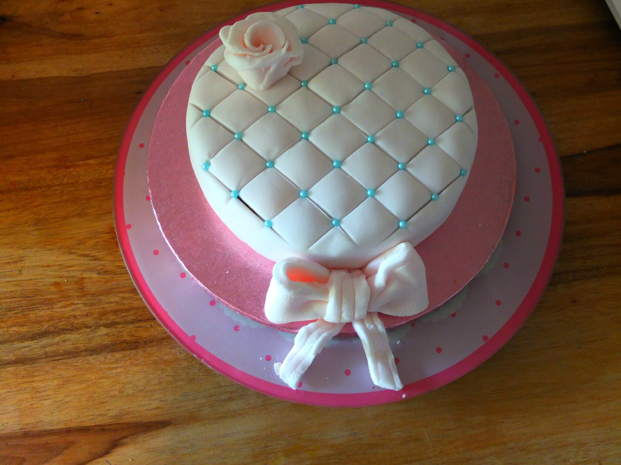 Gâteau rose à noeud en pâte à sucre Wilton – Escapade Créative