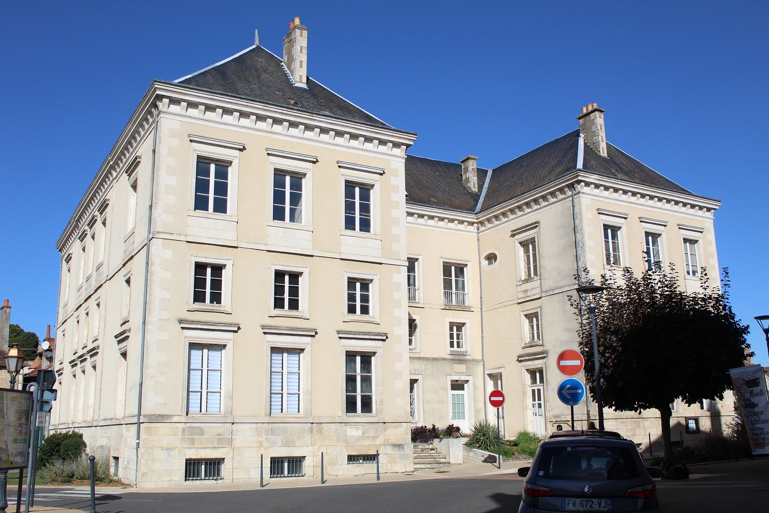 Autre vue de l'Office de tourisme de Montmorillon