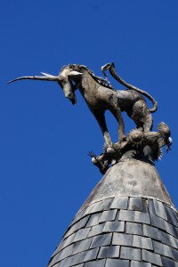 Hotel-Fumé-Poitiers-licorne-installée-sur-le-toit-de-la-tour-du-logis-200x300