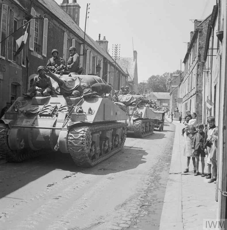 1944-IWM-Bayeux-Rue de Bayeux avec Chars-B5685