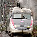 TGV A Carmillon en mode nettoyage de la caténaire (et des rails) sous la pluie