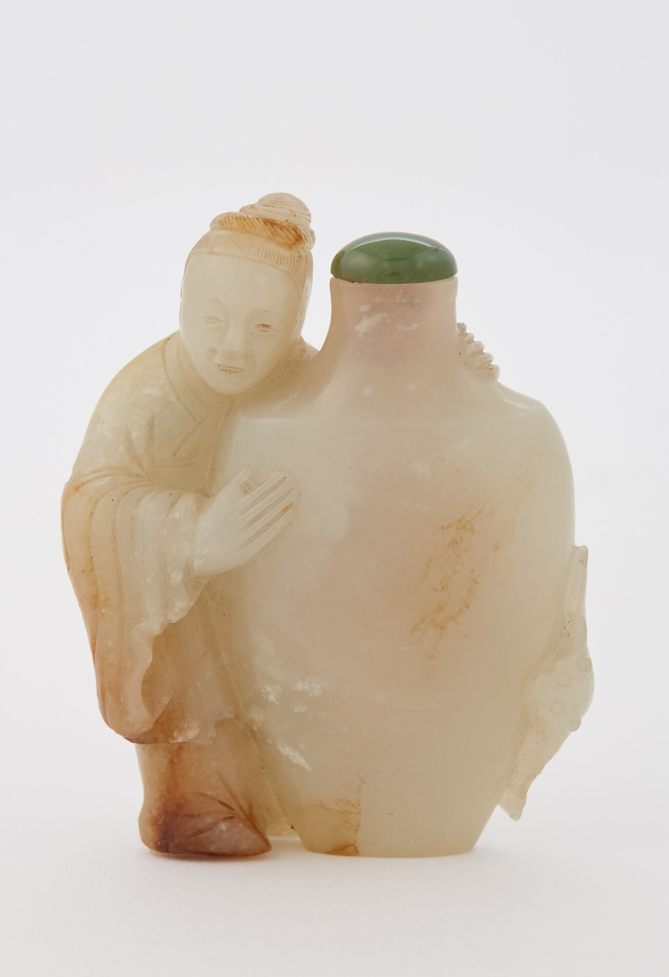 White resin snuff bottle with Qianlong mark ⋆