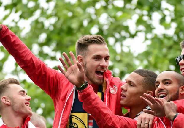 aaron-ramsey-kieran-gibbs-theo-walcott-arsenal-fa-cup-trophy-parade-31052015_aziprawp0xa01pb73hzgqw45t