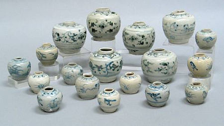 A selection of eighteen blue and white jars and jarlets. Late 15