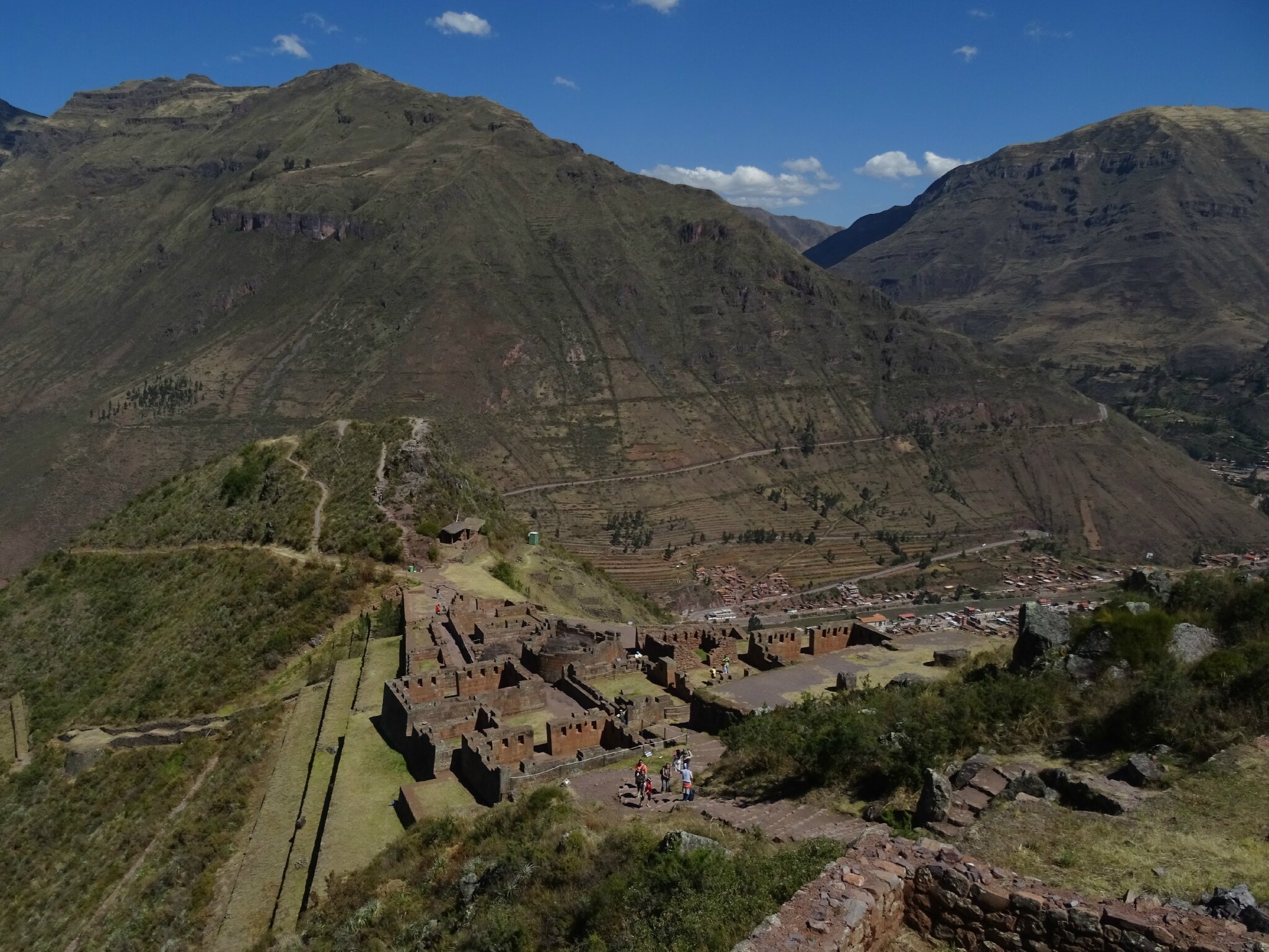 Les ruines d'une citadelle inca en descendant sur Pisac