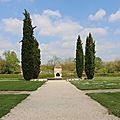 Au loin, le jardin médiéval avec son pigeonnier
