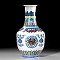 Vase en porcelaine doucai, chine, dynastie qing, début de l'époque qianlong, xviiième siècle