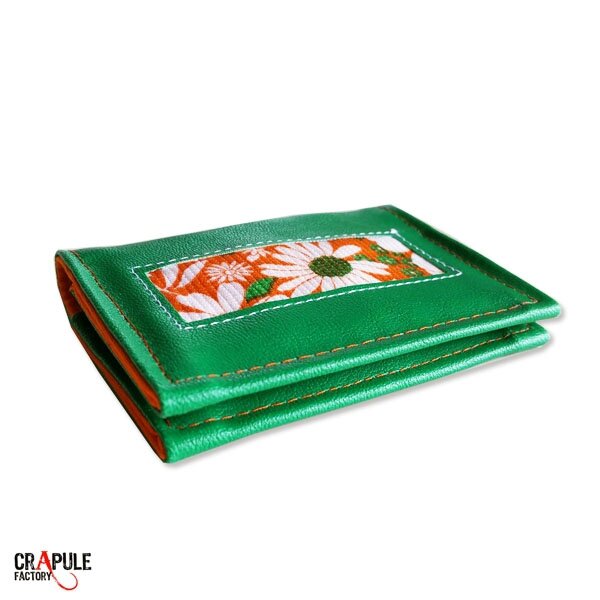 Porte carte Original vert vintage pop bandes fleurs orange chic et coloré mixte
Accessoire pratique pour range ses cartes de crédits et les autres : à glisser partout.
Couleur : orange, vert, blanc motifs fleurs
matière : cuir synthétique vert / coton
do