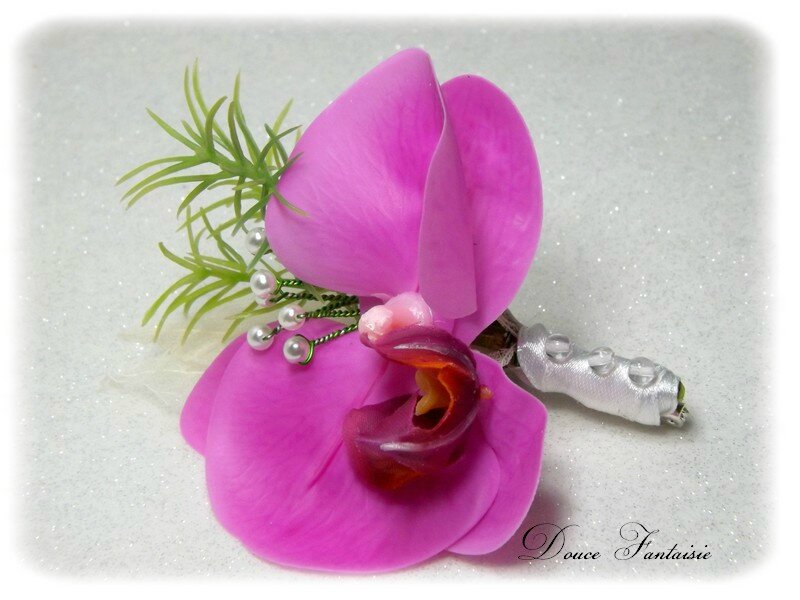 Boutonnière orchidée fuchsia accessoire mariage broche fleur artificielle  perle feuilles - Douce Fantaisie