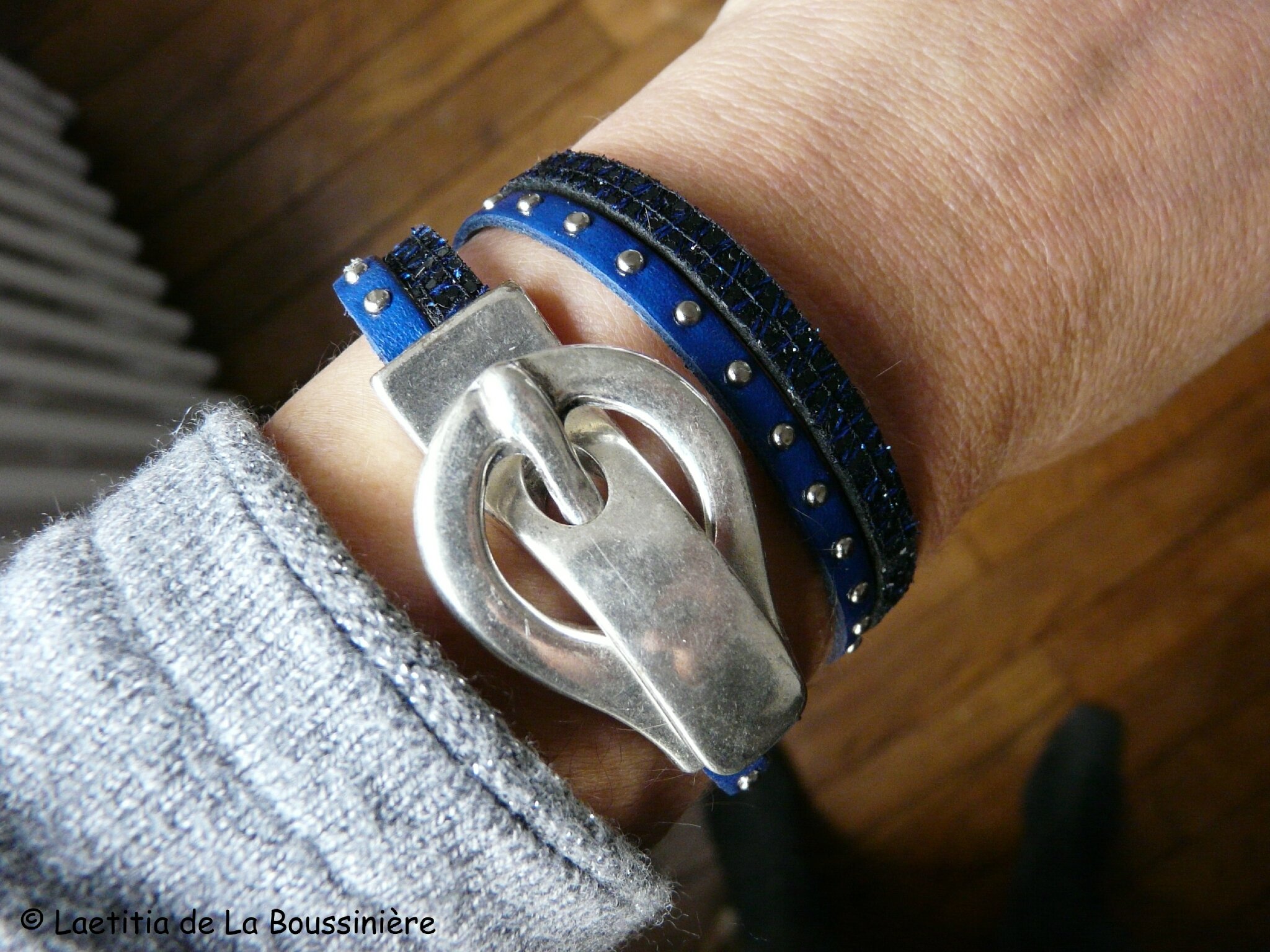 Bracelet double Ceinture de Cuir (bleu) porté