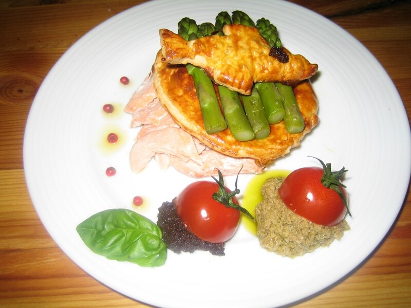 Entrée au saumon, tapenade et asperges