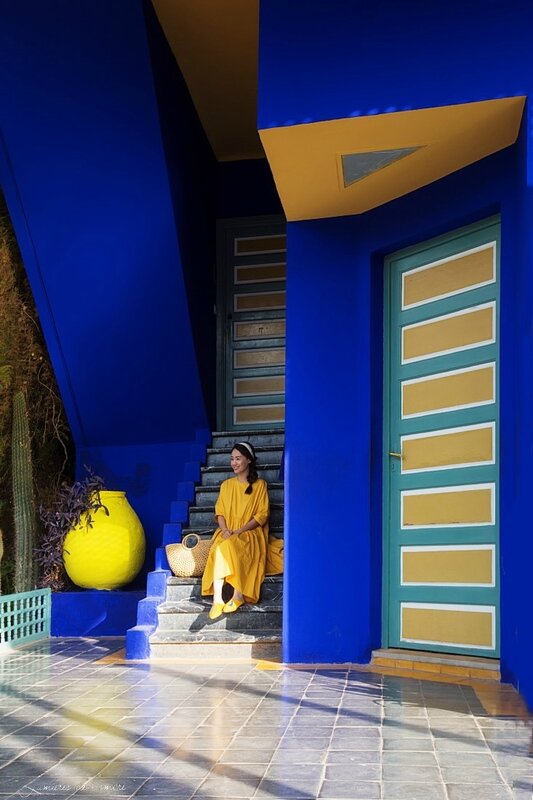 w_Majorelle_Fille en jaune escaliers_20170929_6481