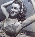 1945_beach_sitting_bikini_yellow_011_2