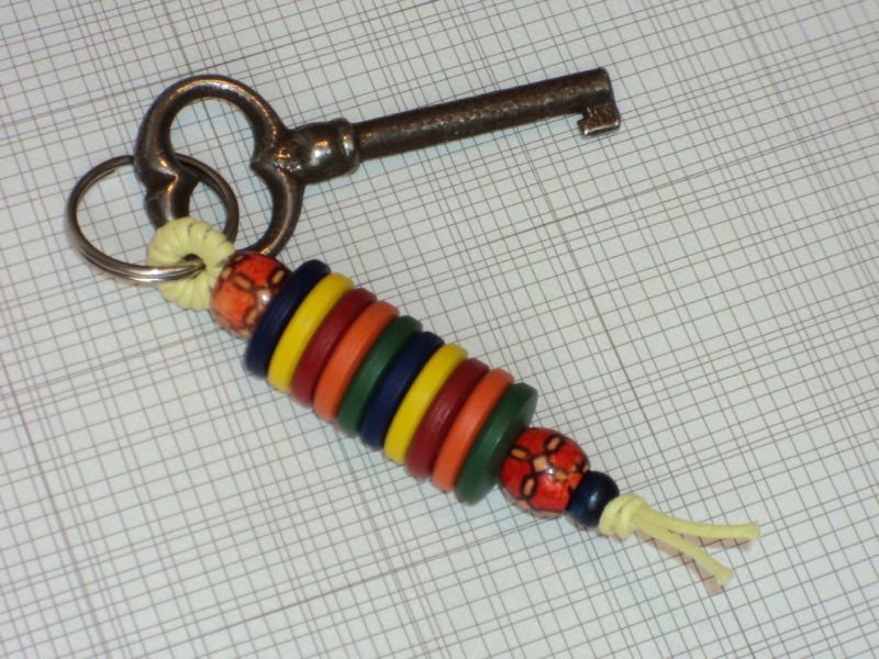 Un porte-clefs en boutons colorés - Marie Claire