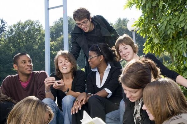 un_groupe_de_jeunes_en_pleine_discussion