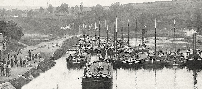 Carte Postale ancienne de GIVET, Maison blanche, frontière de la Belgique