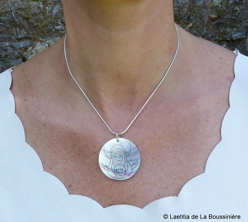 Collier grande médaille de Vierge à l'Enfant en nacre sur chaîne argent massif lisse