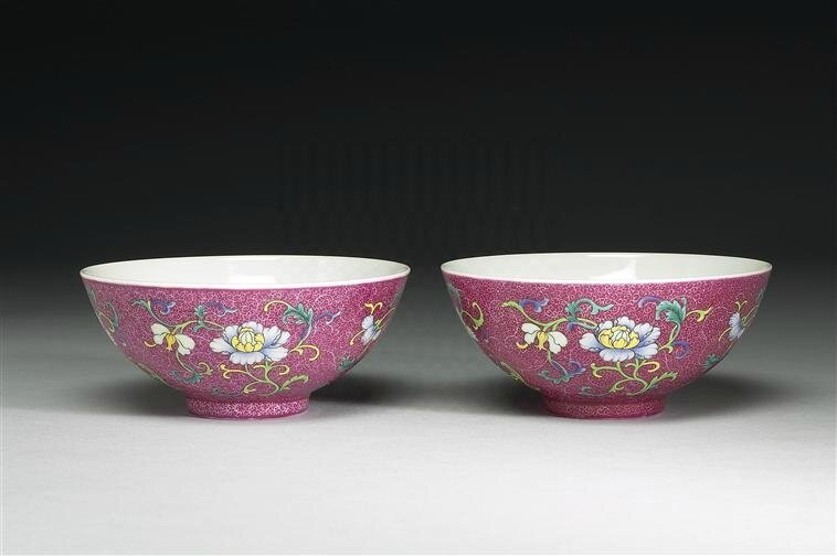 Paire de bol à thé à décor incisé de brocard de fleurs sur fonds rouge, règne de Qianlong (1736-1795)