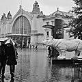 Devant la gare de Tours sous les trombes d'eau d'un orage, les amoureux sous un parapluie